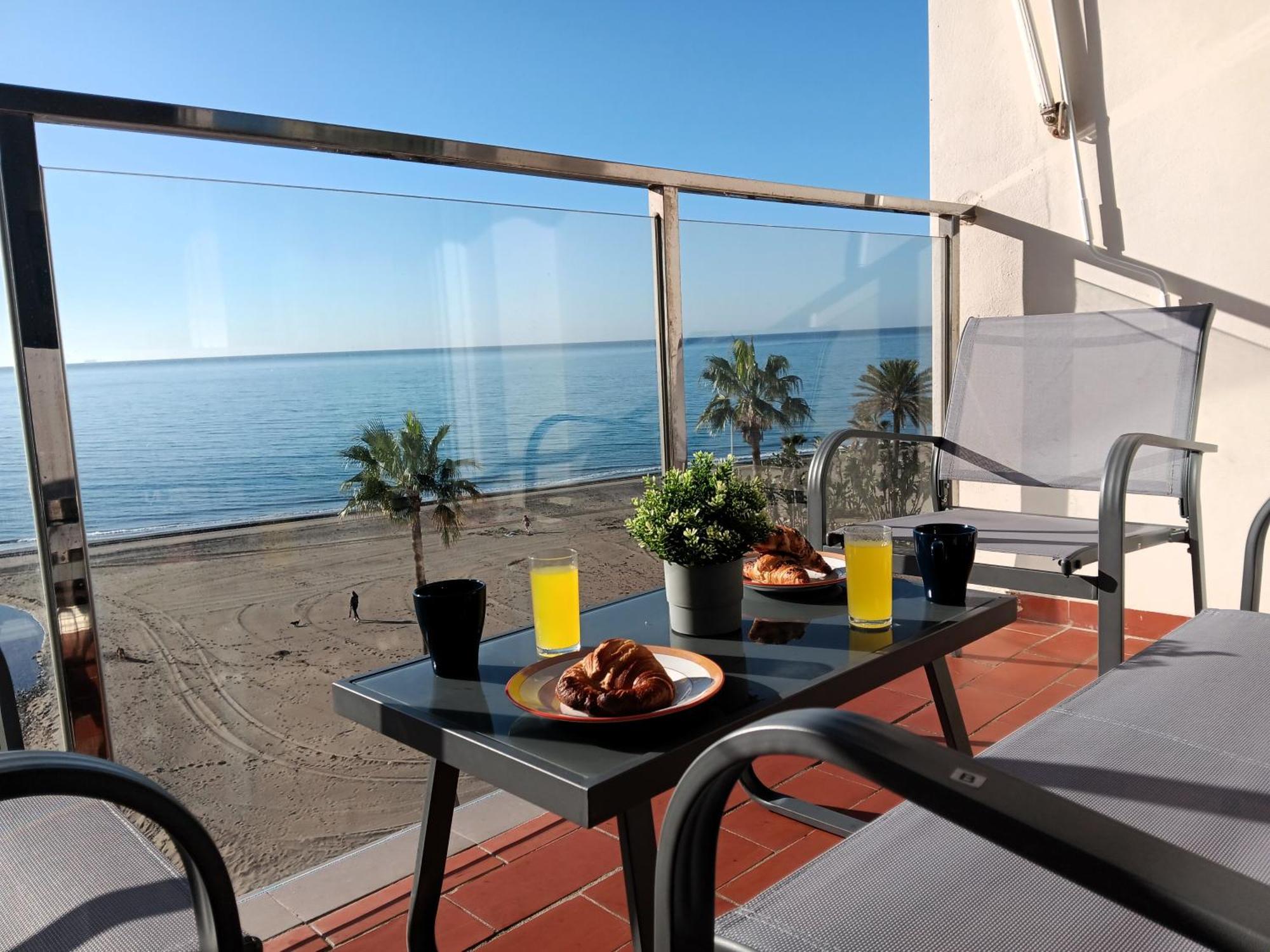 Alojamiento Iberia Playa エステポナ エクステリア 写真