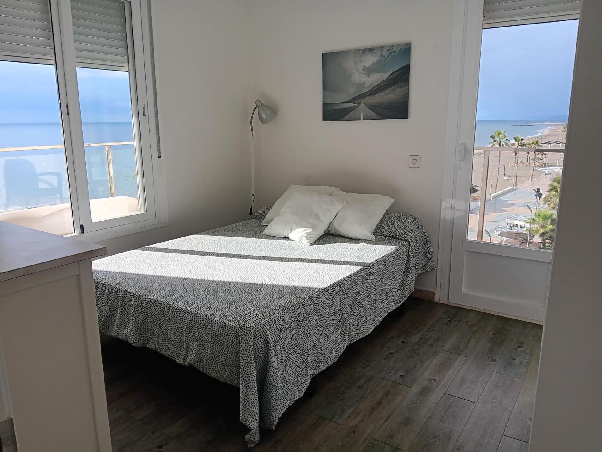 Alojamiento Iberia Playa エステポナ エクステリア 写真