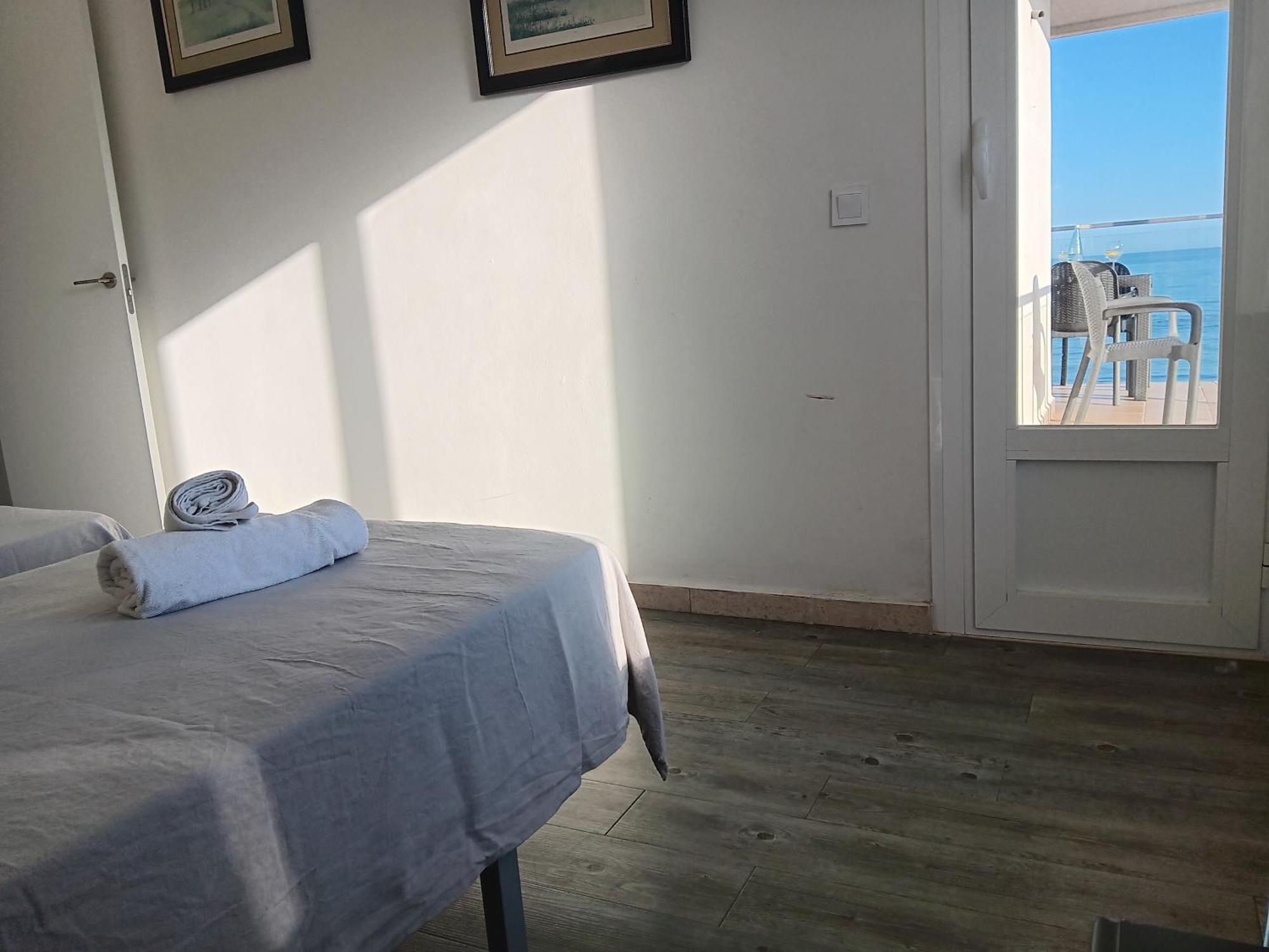 Alojamiento Iberia Playa エステポナ エクステリア 写真